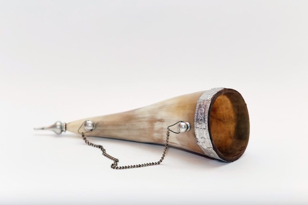 Handgemaakte houten hoorn met metalen rand en ketting